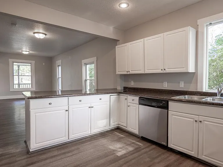 1602 Johnson St NE — Photo 4