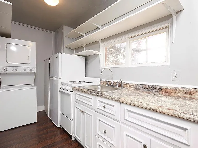 1118 E Platte Ave #B — Photo 6