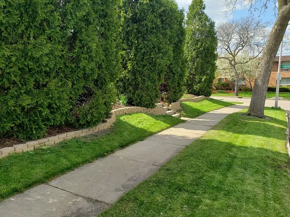 2805 S 103rd St, West Allis, WI 53227