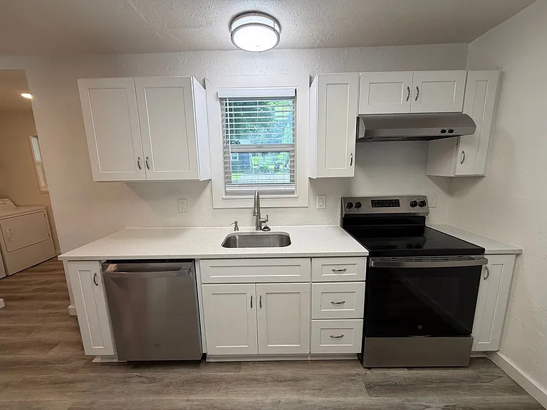 3112 W South Loop Ave — Photo 6