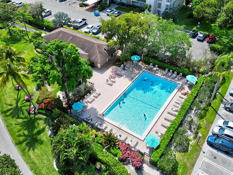 3050 N Palm Aire Dr #505 — Photo 7
