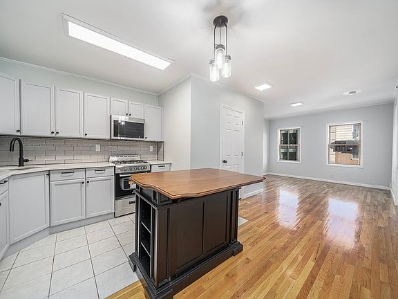 Island can be be removed if desired