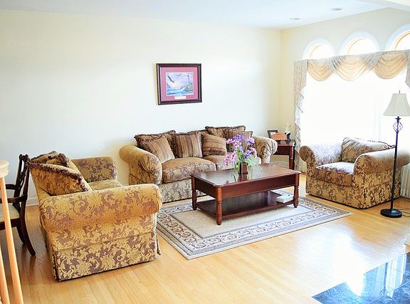 5th image of 329 Berkshire Ln