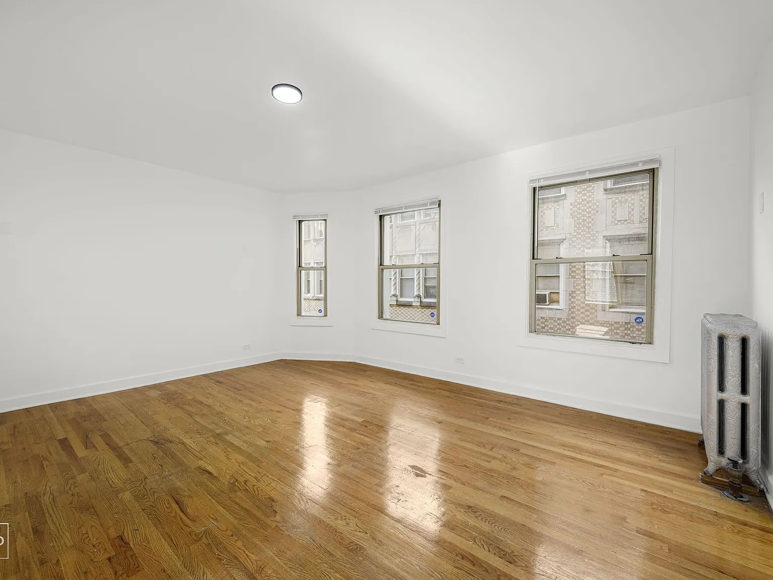 8051 S Ingleside — Photo 3