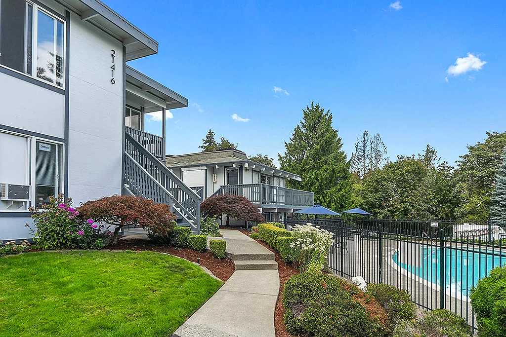 Capri Apartments — Photo 4