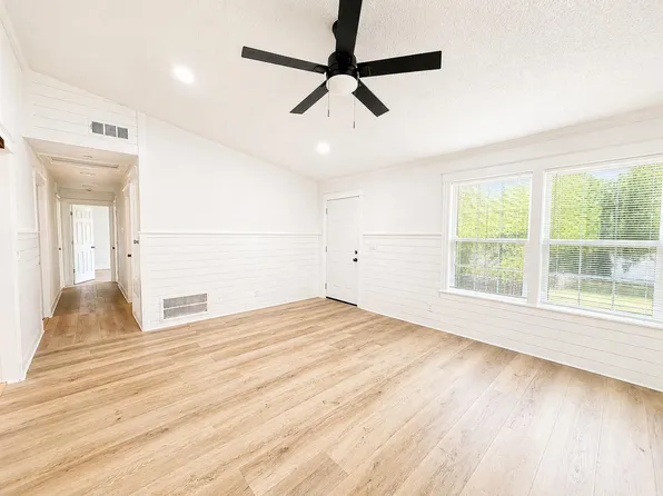 7 Carol Ct Unit A, Brookshire, TX 77423