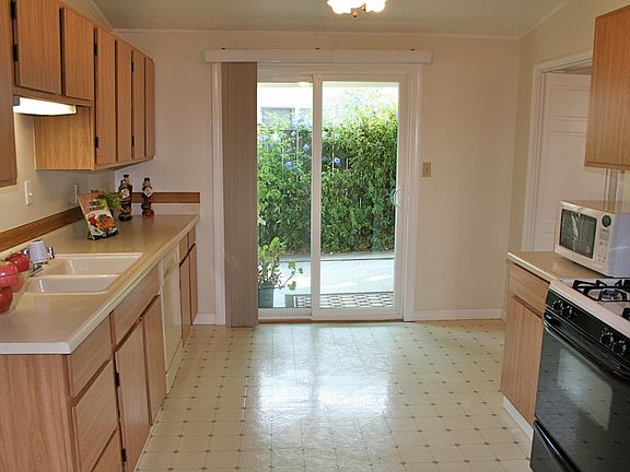 5th image of 1089 Burgoyne St