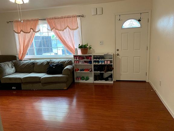3rd image of 2150 Meadowglen Ave
