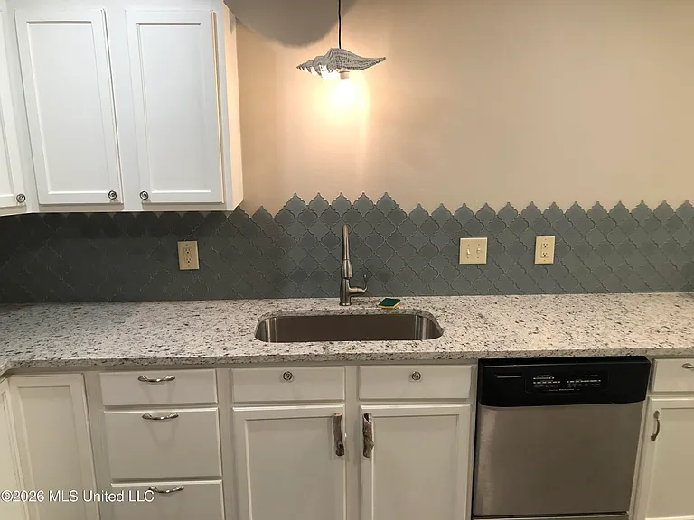 945 Finley St — Photo 6