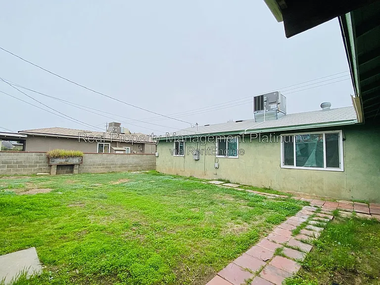2728 E Gettysburg Ave — Photo 9