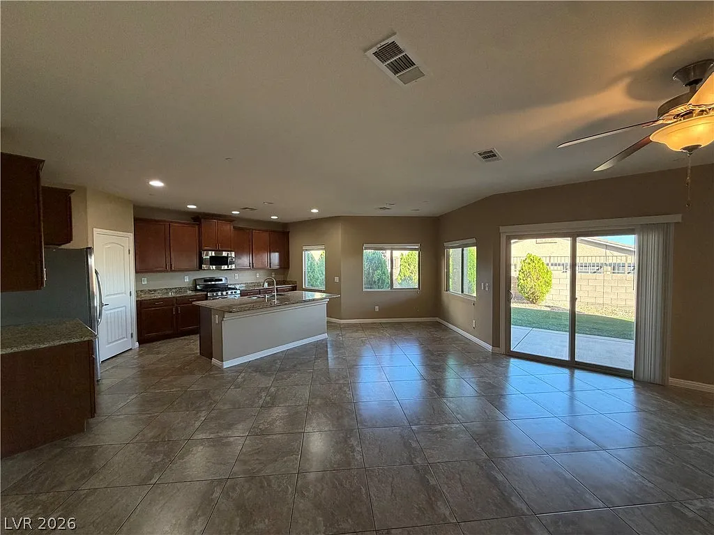 4 bed, 3.0 bath, 2793 sqft, $2,975 — Photo 3