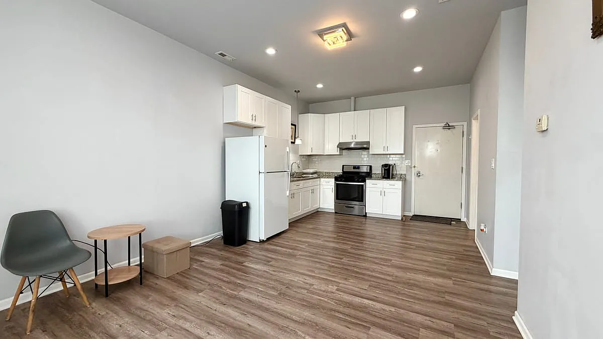 3 bed, 1000 sqft, $1,700 — Photo 4
