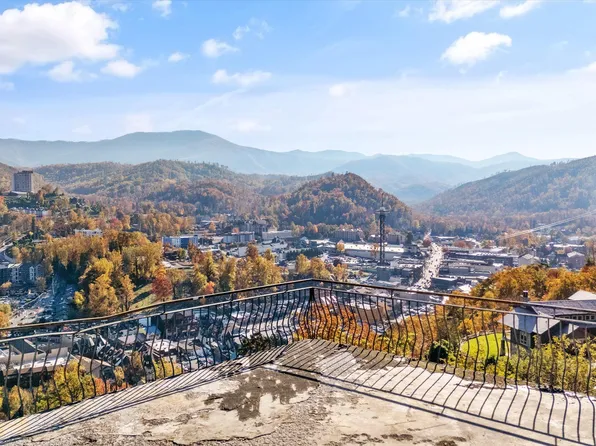 345 Greystone Heights Rd, Gatlinburg, TN 37738