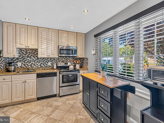 3rd image of 120 Gold Kettle Dr