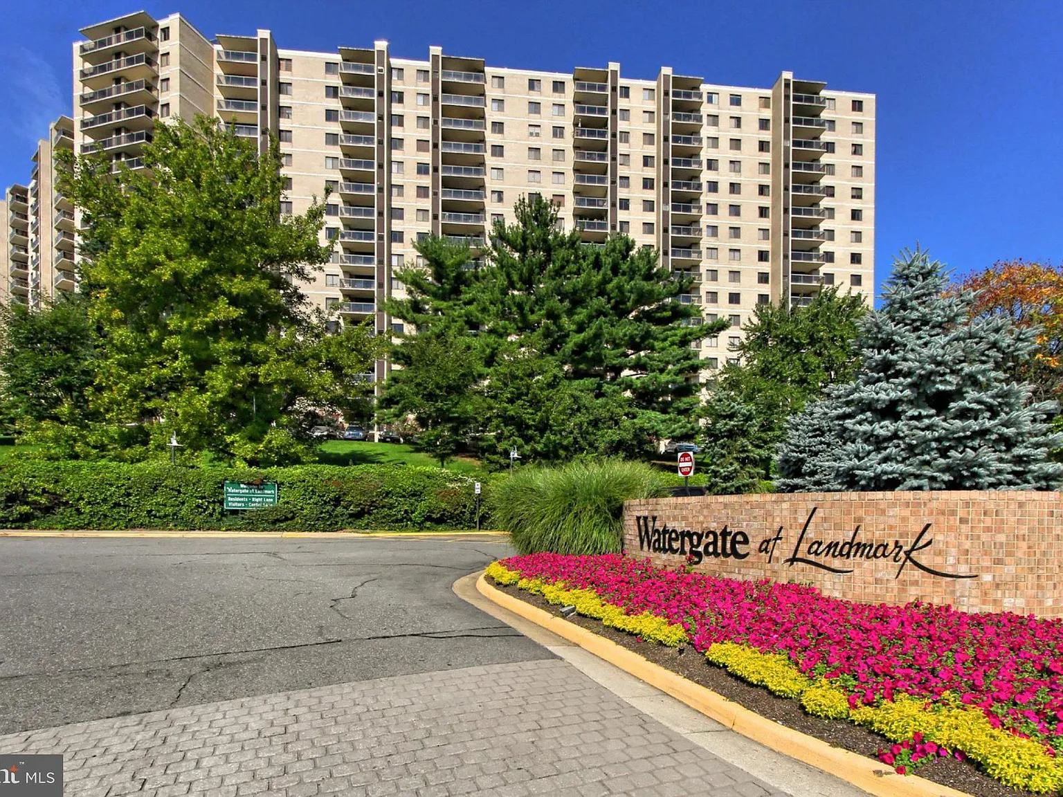 Watergate At Landmark — Photo 1