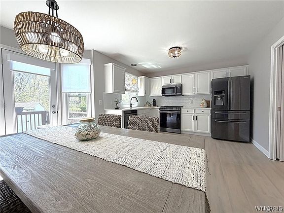 3rd image of 1366 Evergreen Dr