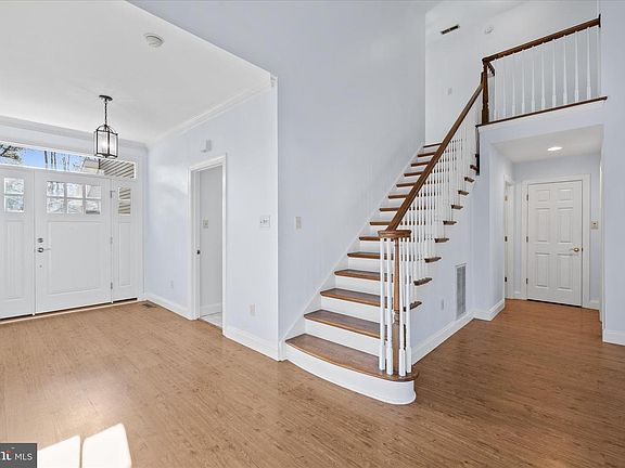 4th image of 8 Edgewood Dr