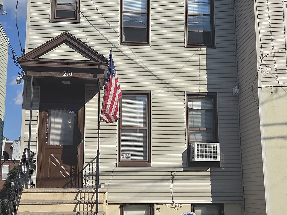 210 Hancock Ave #2