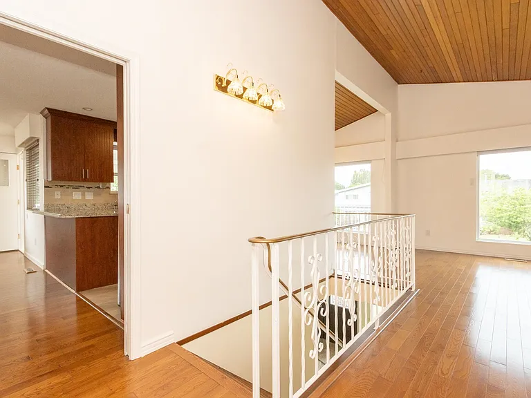 10620 Seaham Cres — Photo 32