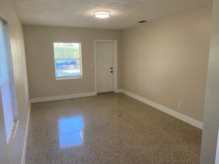 2325 N 25th Ave — Photo 27