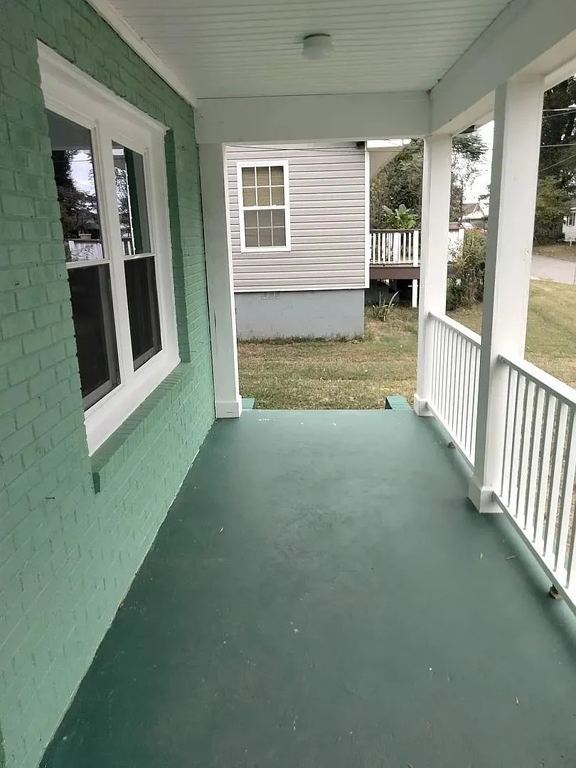 Room in 5 Bedroom Home in Statesville — Photo 3