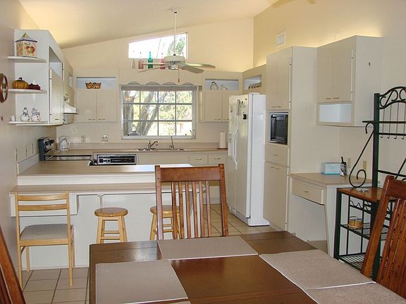 5th image of 121 Autumn Ln