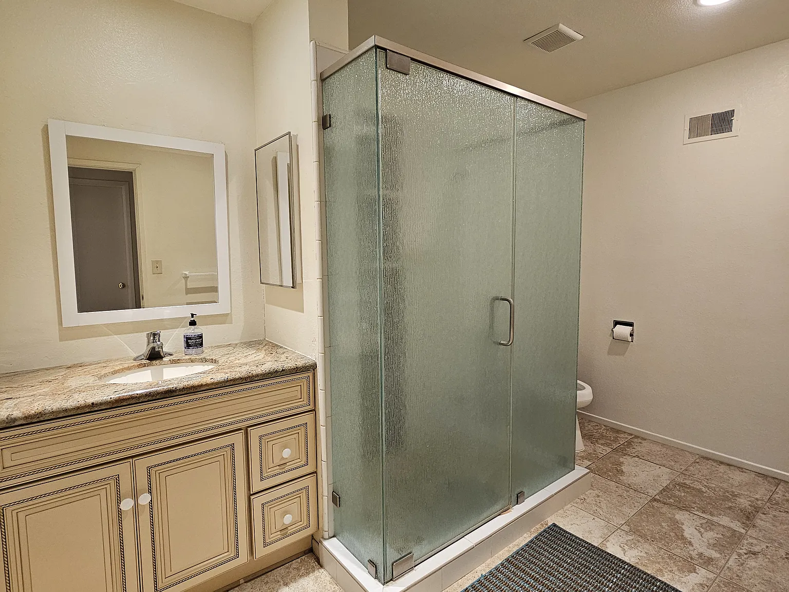 2 bed, $1,200 — Photo 1