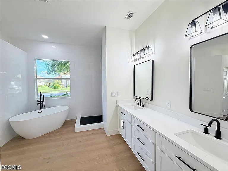 11001 Sea Tropic Ln — Photo 14
