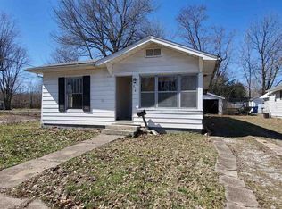 811 S Thomas St, Christopher, IL 62822