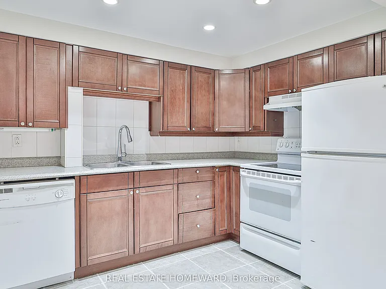 168 Wainscot Ave #LOWER — Photo 3