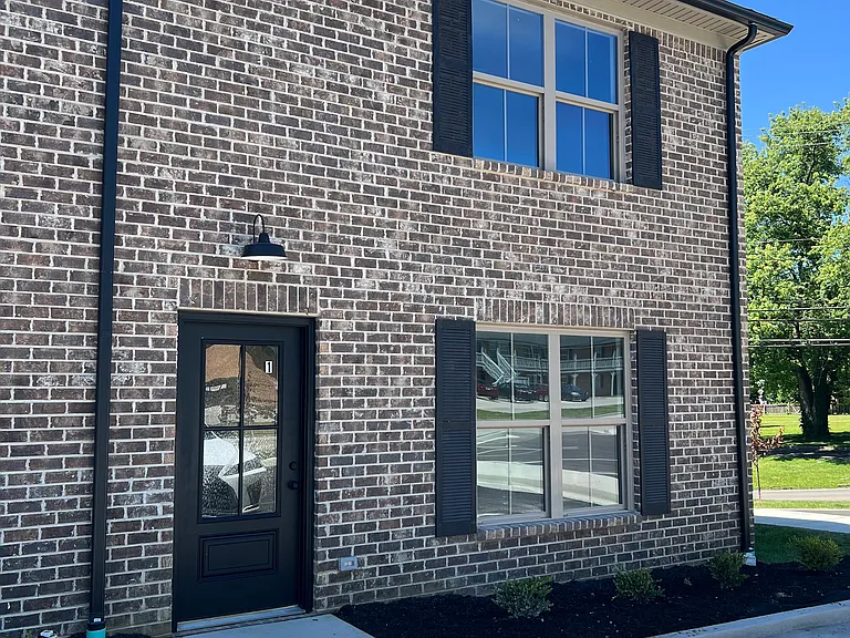 120 Robbins Dr — Photo 1