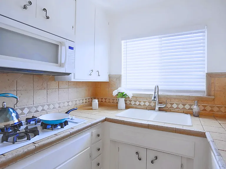 Now Leasing! Gorgeous 1-Bedroom At 216 S. Gale Dr Beverly Hills, Ca 90211 — Photo 14