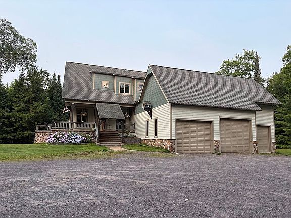 Spacious 3 car garage