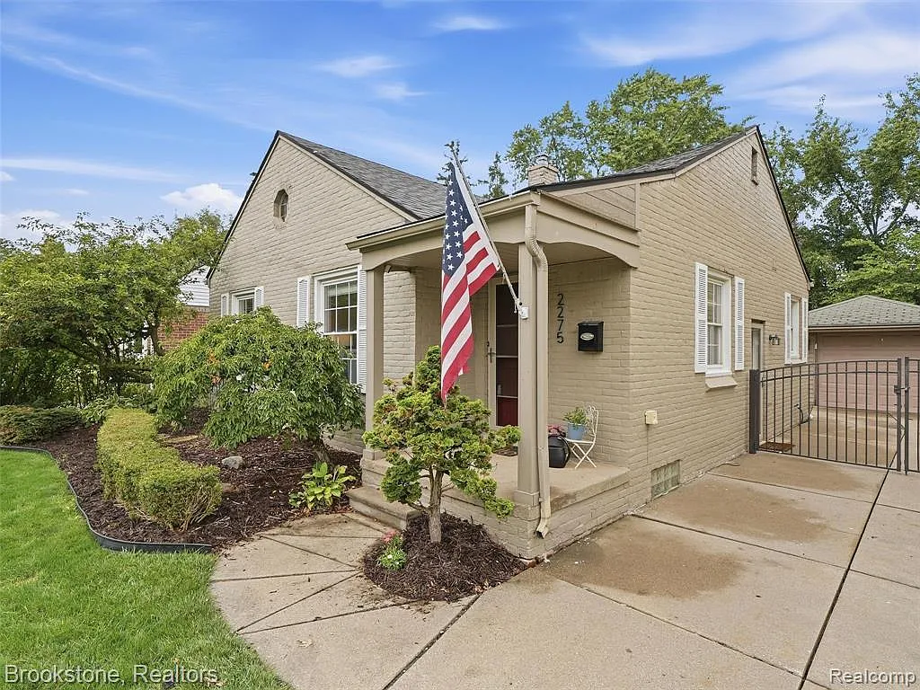 3 bed, 2.0 bath, 1935 sqft, $2,600 — Photo 3