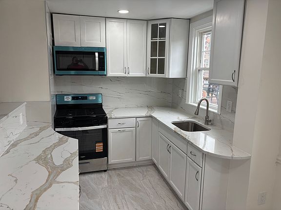 3rd image of 1123 Gilham St