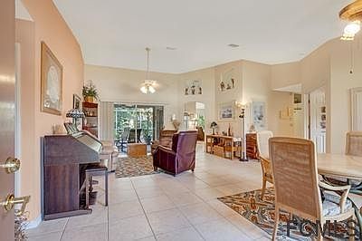 3rd image of 8 Fairfax Ct