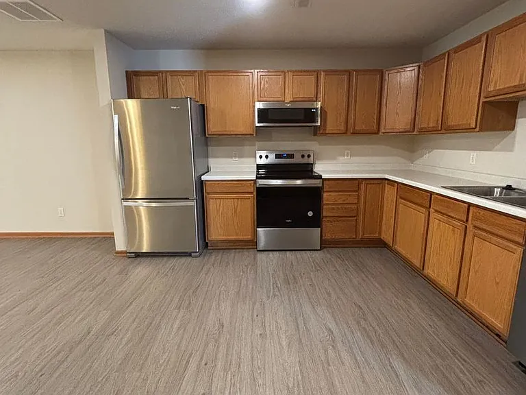 323B Williamsburg Pl — Photo 2