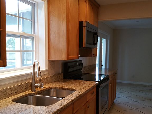 4th image of 1059 Mayflower Ave