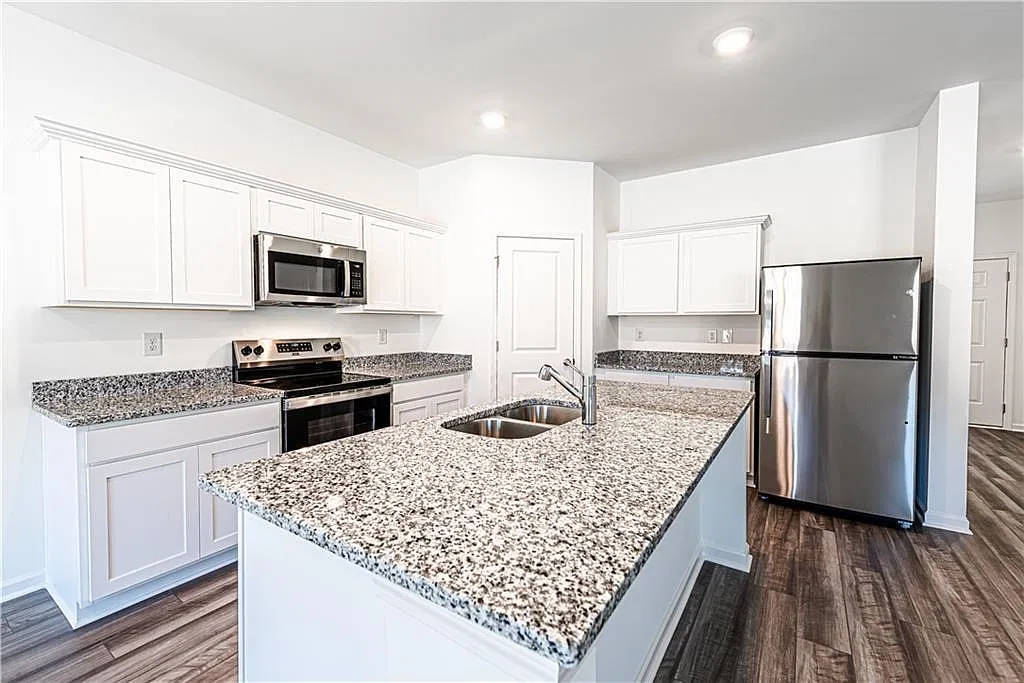 4 bed, 2.5 bath, 2610 sqft, $2,100 — Photo 4