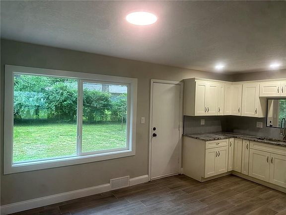 3rd image of 11202 Crystal Ave