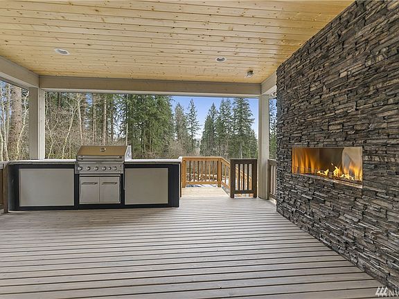 Built in BBQ and Propane Fireplace 14'x18' covered deck
