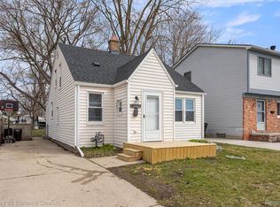 20461 Hollywood St, Harper Woods, MI 48225