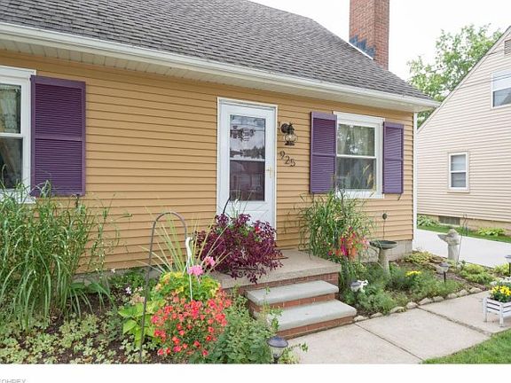 3rd image of 925 Warwick Dr