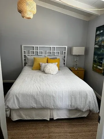 Beautiful Lake Balboa Home to Share — Photo 1