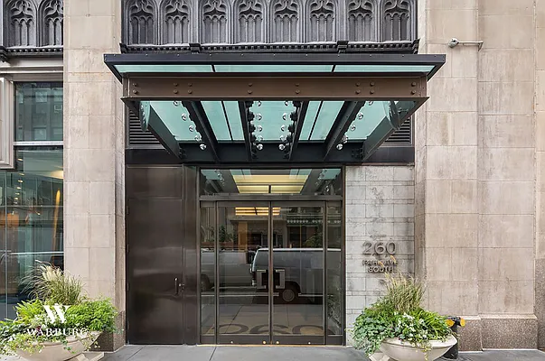 Sold by Warburg | media 10