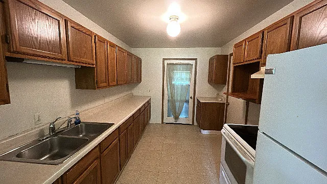 2704 S Glenwood Ave — Photo 6