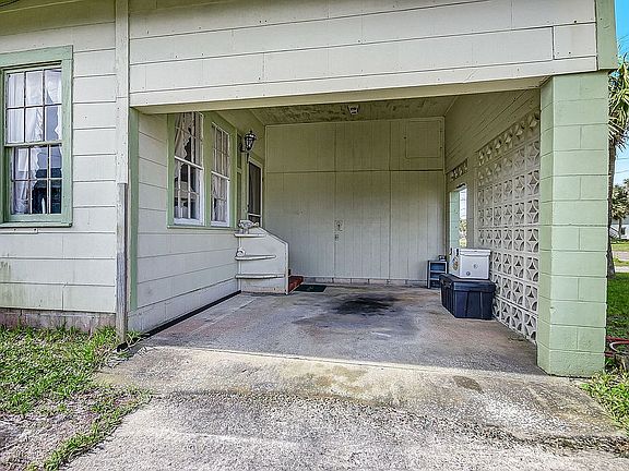 3rd image of 826 N Fletcher Ave