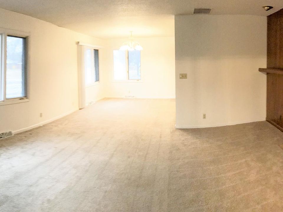Very large, open front living area