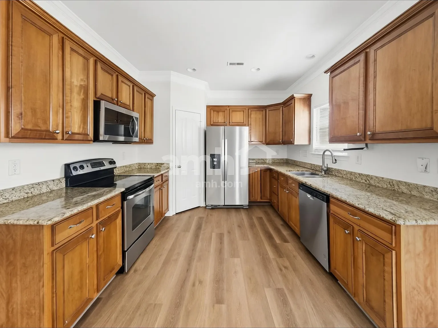 4 bed, 2.5 bath, 2680 sqft, $2,610 — Photo 3