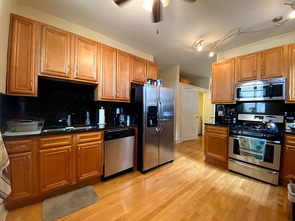 3rd image of 4124 N Clarendon Ave APT 3